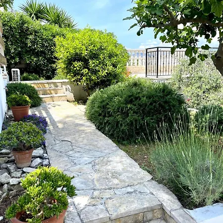 Bua - Beautiful Seafront Appartement Trogir