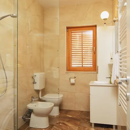 Bua - Beautiful Seafront Διαμέρισμα *