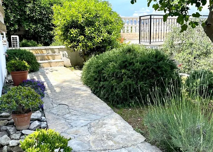 Bua - Beautiful Seafront Appartement Trogir